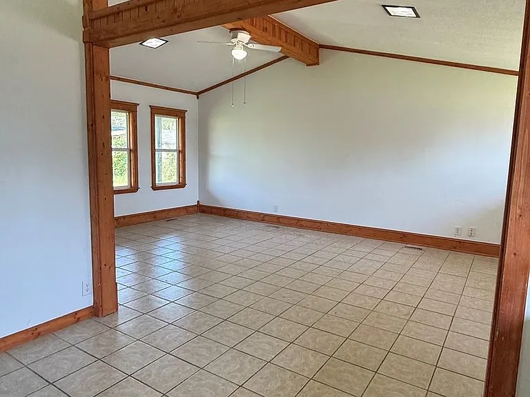 1402 Crescent Dr — Photo 4