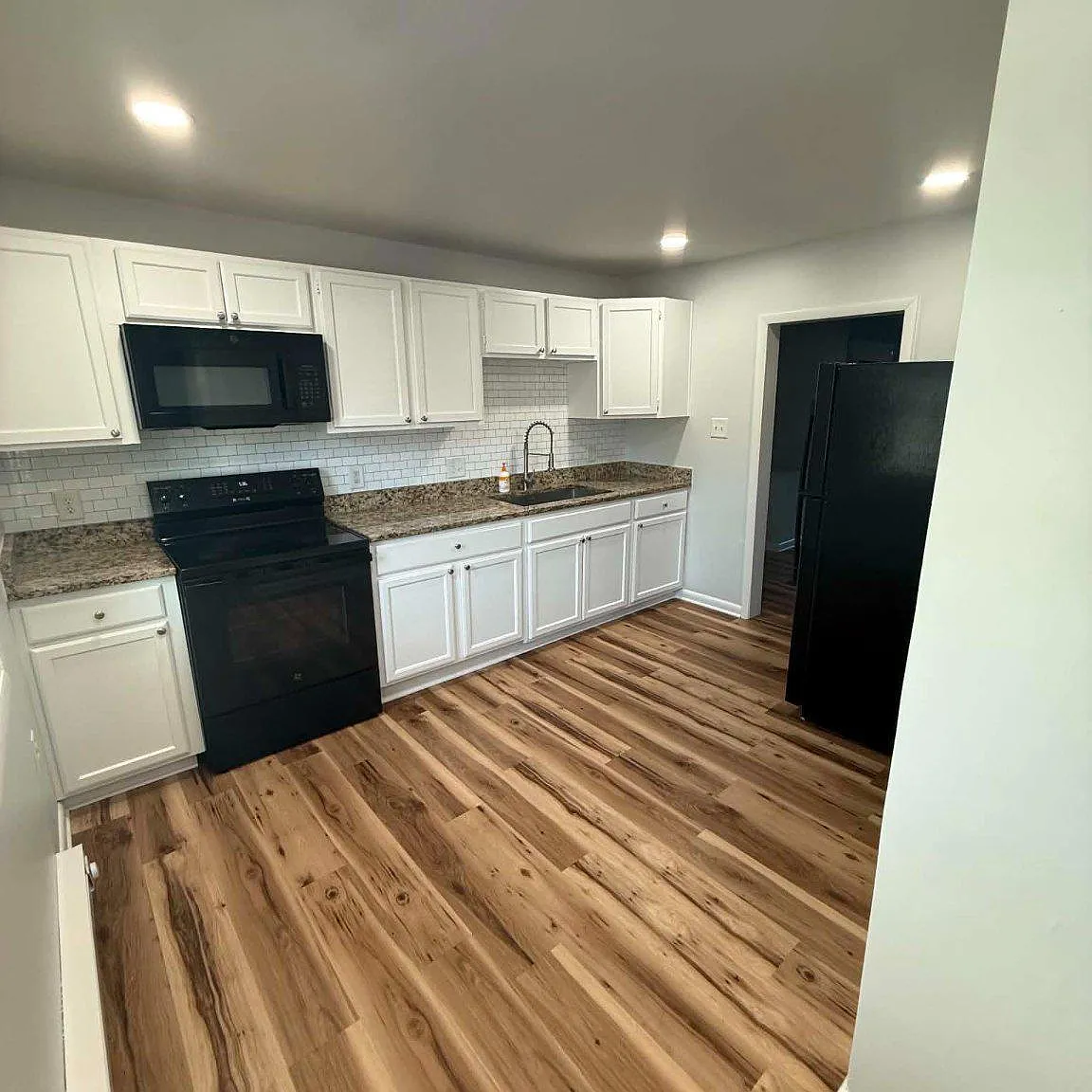 2 bed, 1.0 bath, 1200 sqft, $1,575 — Photo 2