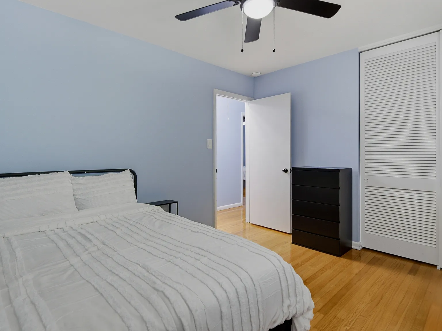 1829 Martindale Drive - 4-Large Room w/shared Bath — Photo 3