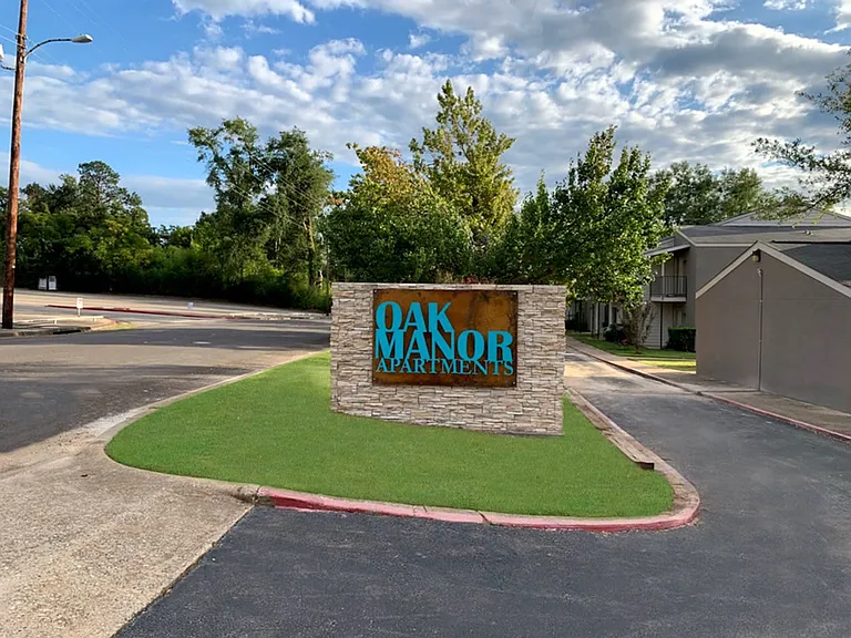 Oak Manor Apartments — Photo 14