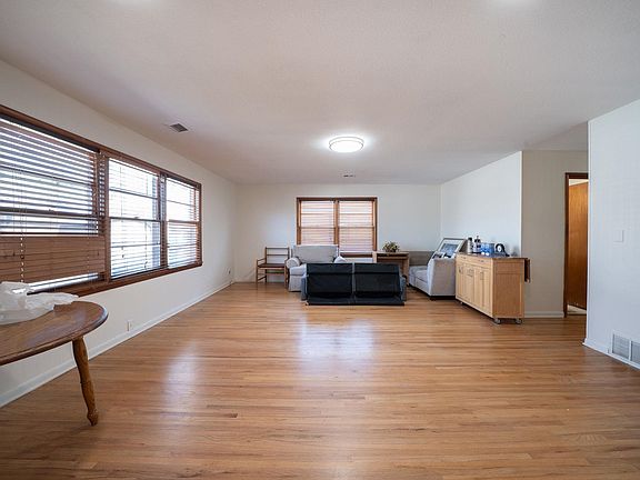 3rd image of 1206 W Dallas St
