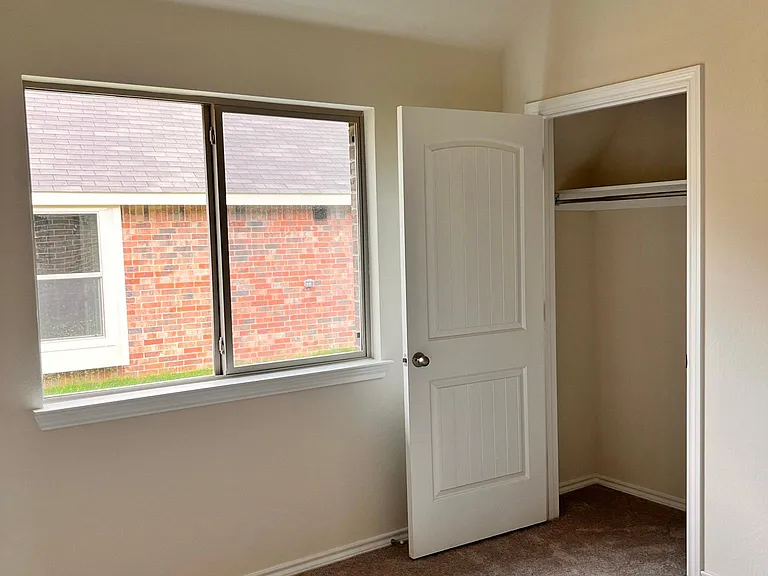 324 Greenhaven Dr — Photo 15