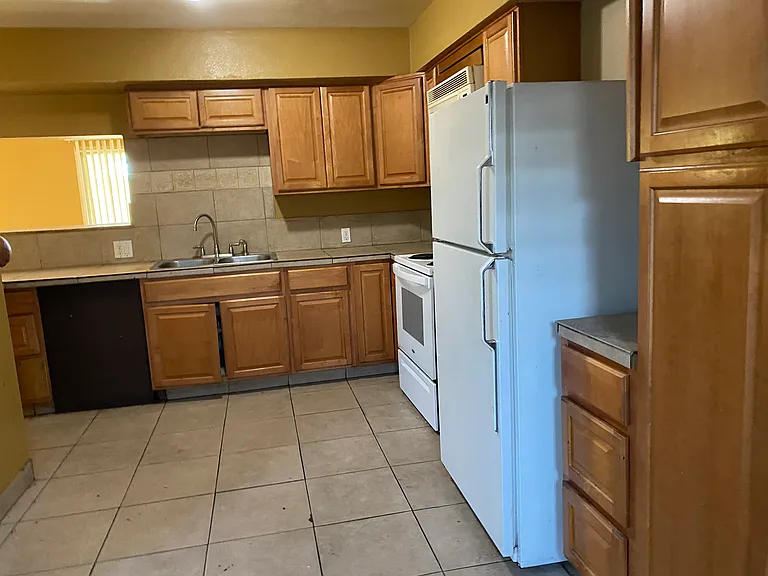 2383 W Hazelwood St — Photo 2