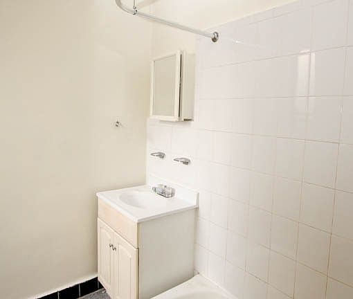 5th image of 171 Thompson St APT 25