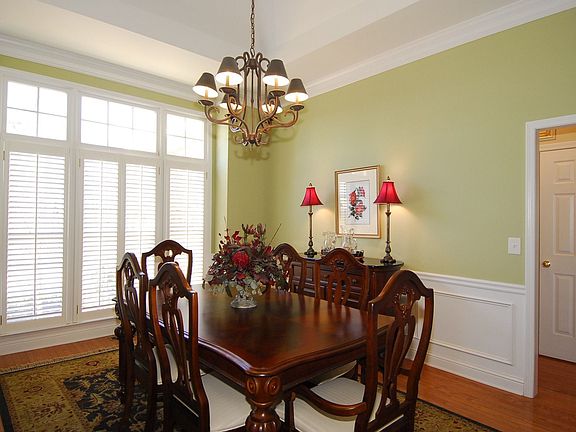 Beautiful decor in your formal dining room!