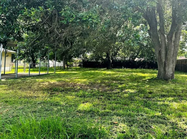 211 Hickory St, Sweeny, TX 77480