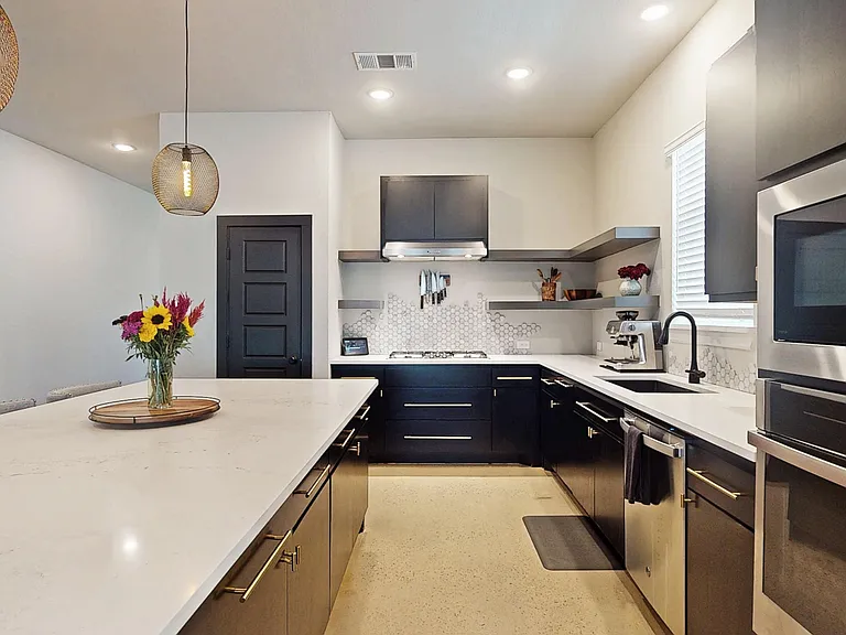 2504 Lazy Dog Ln — Photo 4