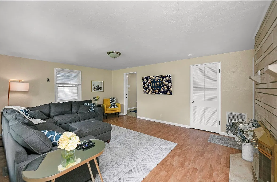 2 bed, 1000 sqft, $2,250 — Photo 3