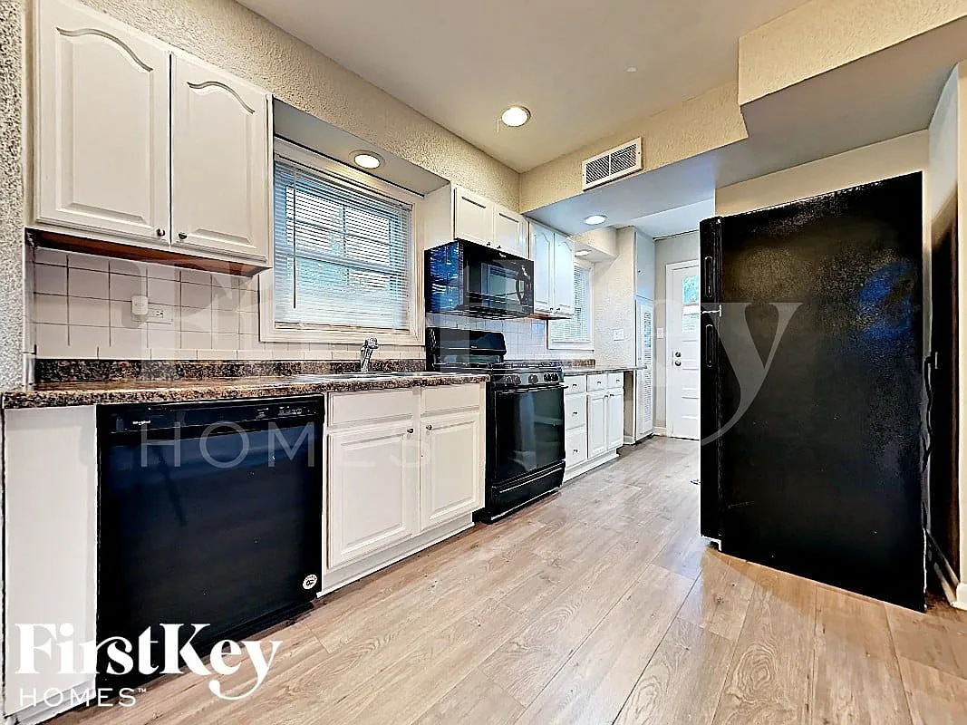 3 bed, 1.0 bath, 1308 sqft, $2,755 — Photo 4