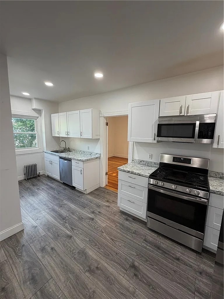 3 bed, 1.0 bath, 1268 sqft, $1,800 — Photo 3