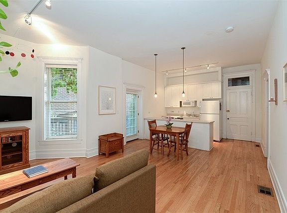 2nd image of 1049 W Wellington Ave