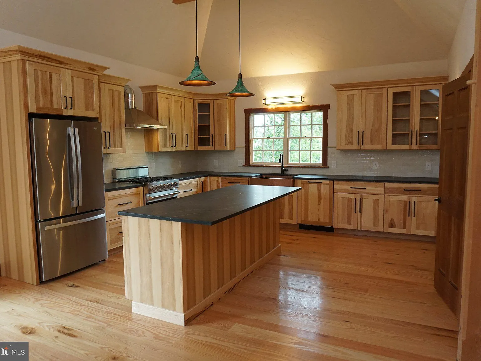 3 bed, 3.0 bath, 3020 sqft, $5,500 — Photo 3