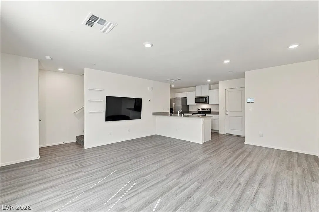 3 bed, 2.5 bath, 1295 sqft, $2,000 — Photo 2