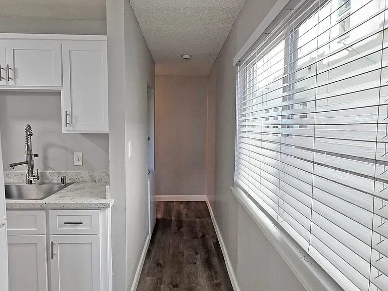 2109 W St #2 — Photo 6
