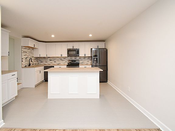 4th image of 4016 Cuming St APT 1