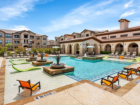 Resort-style Pool with Tanning Ledge and Sundeck