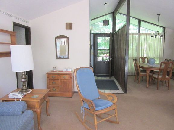 5th image of 24 Woodmere Dr