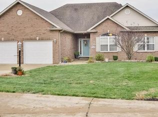 1807 Periwinkle Ln, Godfrey, IL 62035