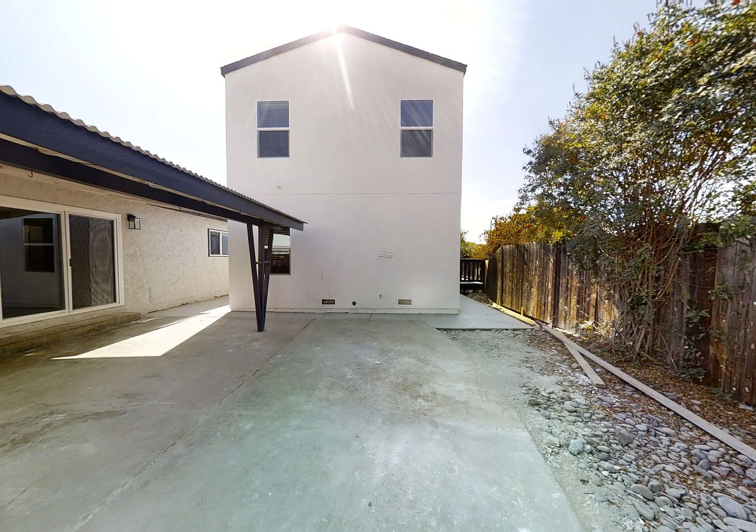 New 4 bed house with Private Deck! — Photo 3