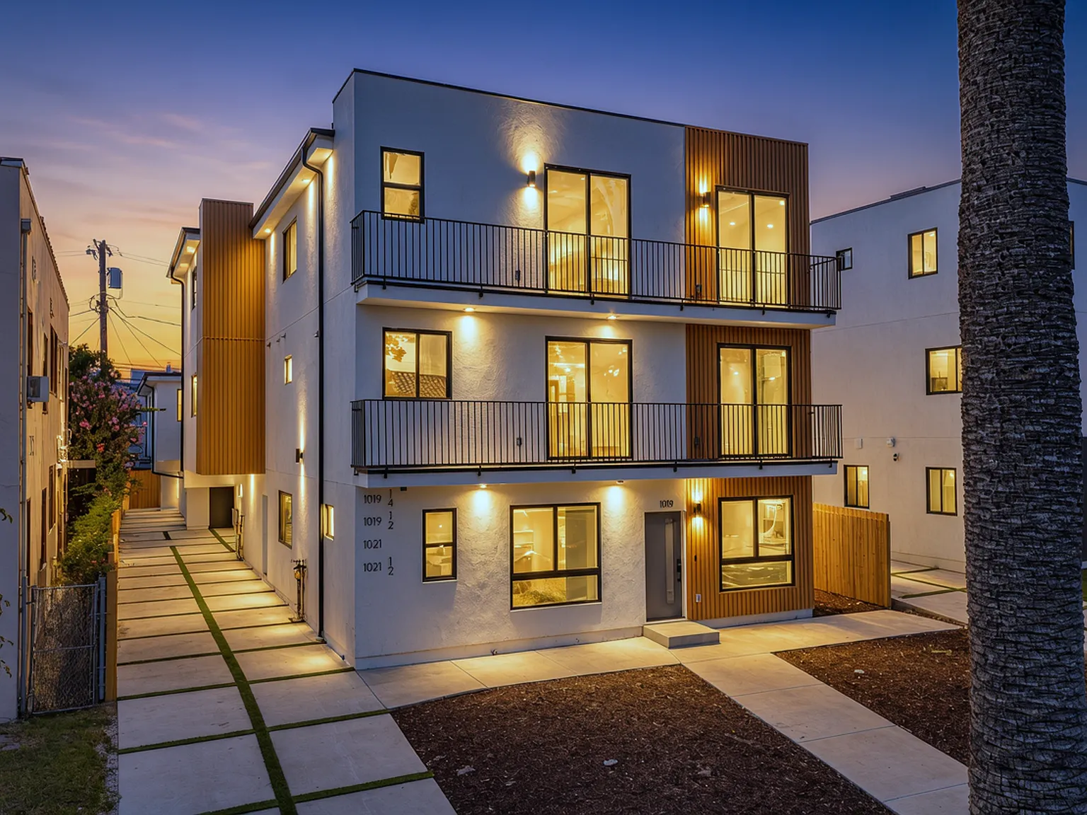 Luxury Townhomes In Prime Location — Photo 1