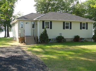 199 Oakridge Ln, North Hero, VT 05474