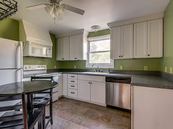 Kitchen, dine-in