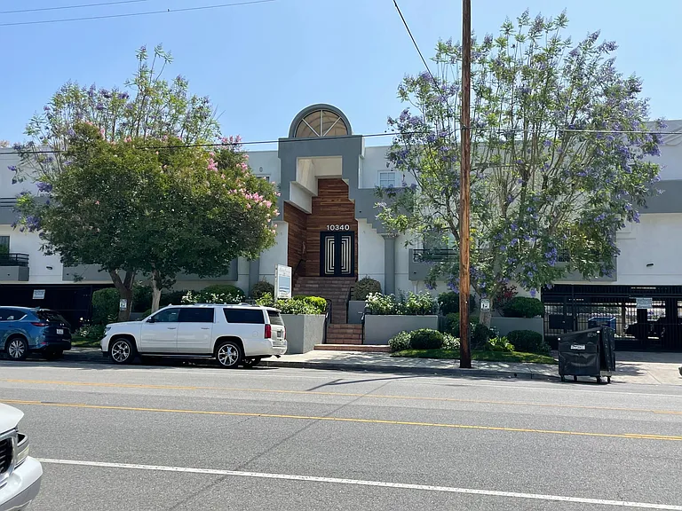Chateau Canoga Apartments — Photo 1
