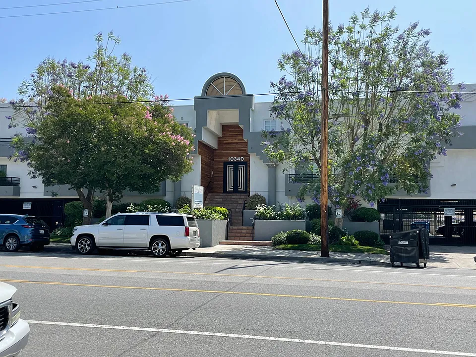 Chateau Canoga Apartments
