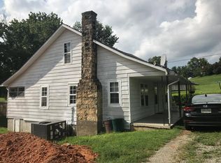 1008 Honeysuckle Ln, Byrdstown, TN 38549