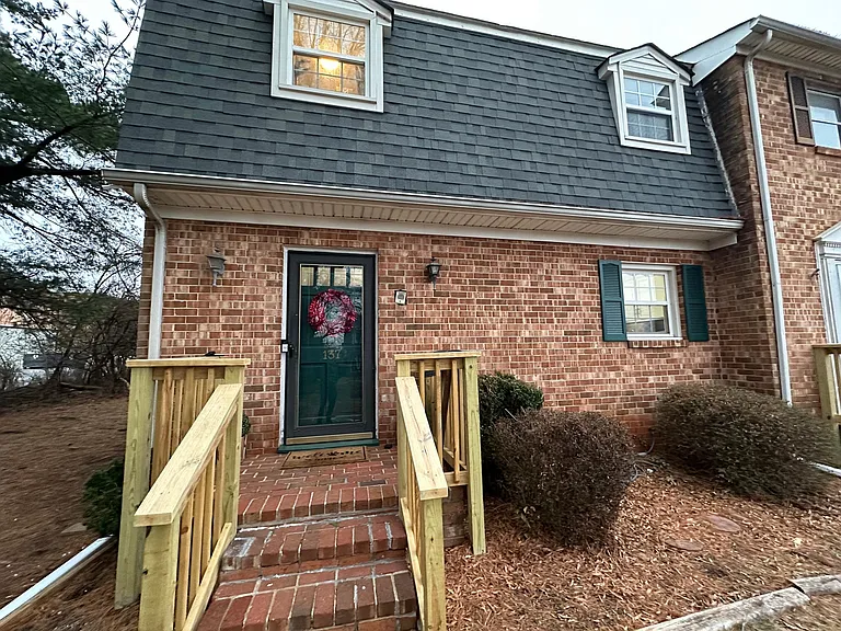 137 Holmes Cir — Photo 1