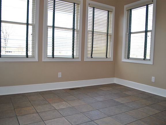 5th image of 418 Chapel Cv