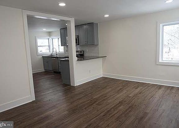 3rd image of 1424 Forbes St