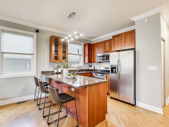5th image of 1119 N Wood St #2