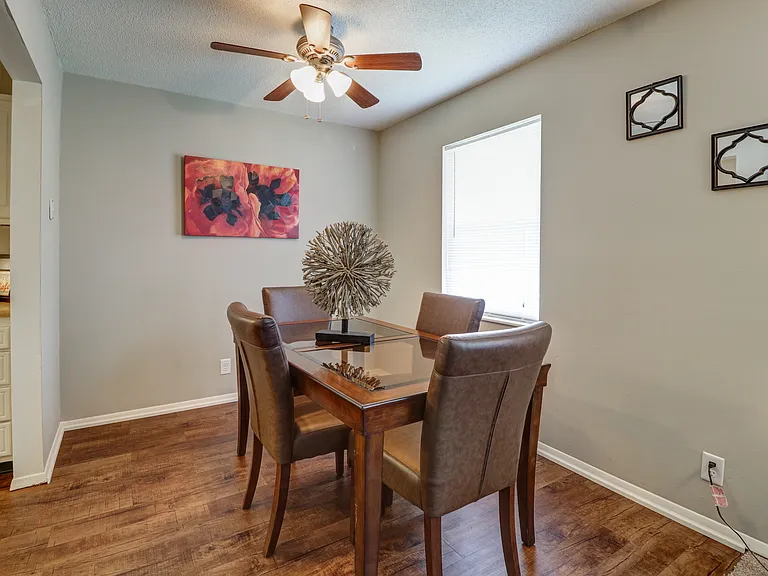 Diamond Valley Apartments — Photo 6