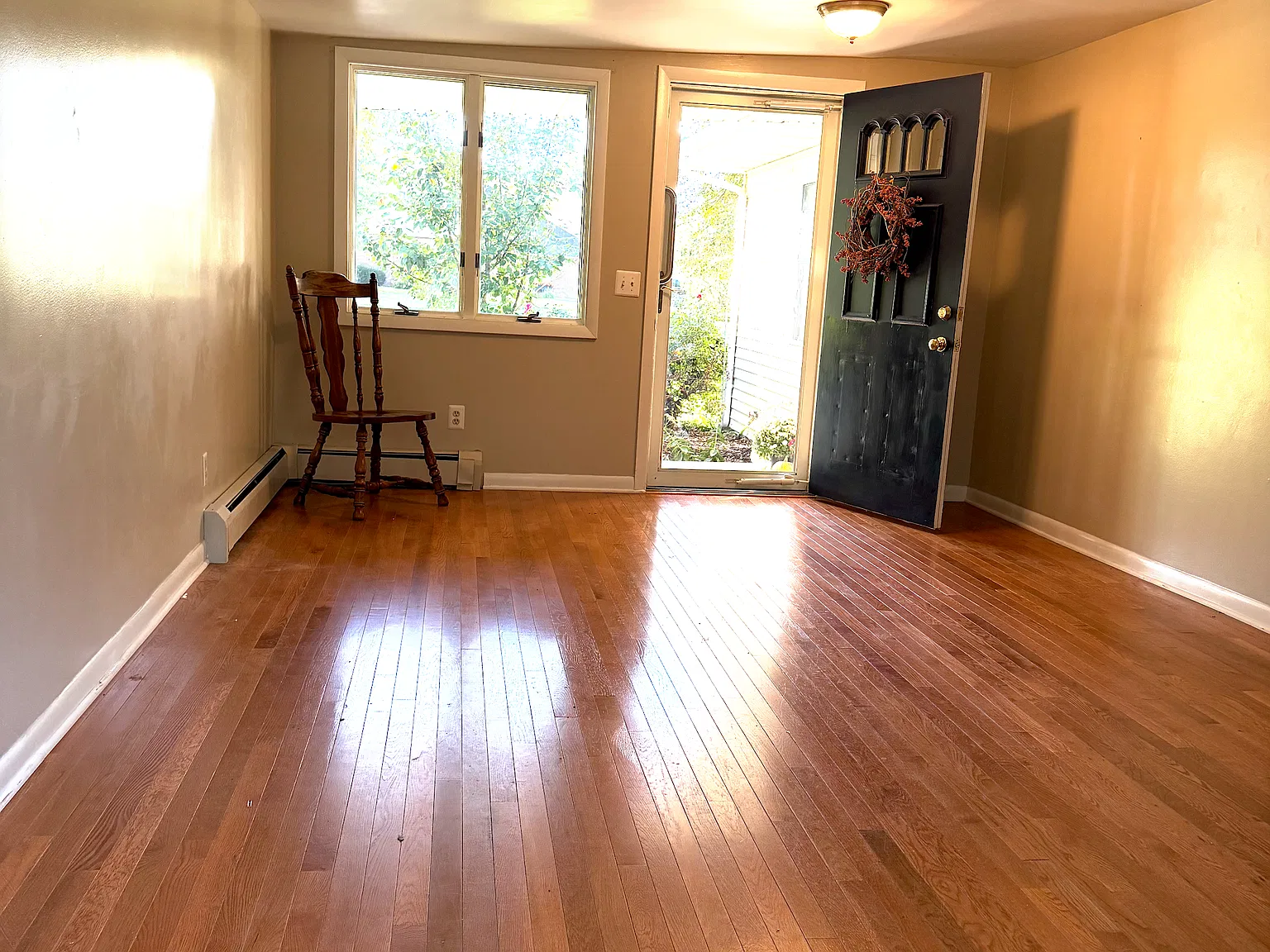 3 bed, 1402 sqft, $2,400 — Photo 3