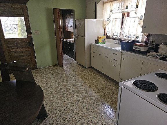 4th image of 210 Poplar Ave