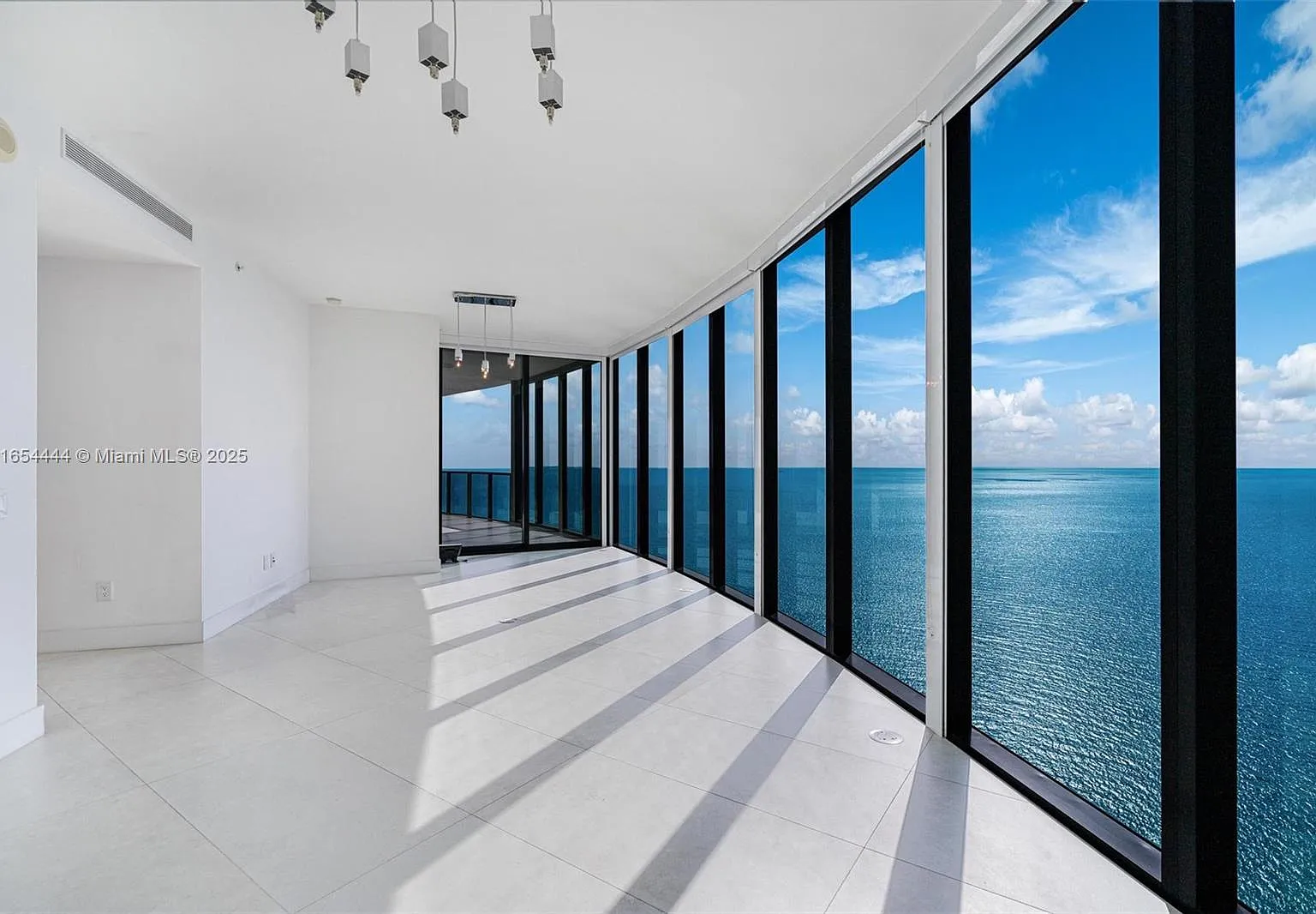 18555 Collins Avenue Cond — Photo 2
