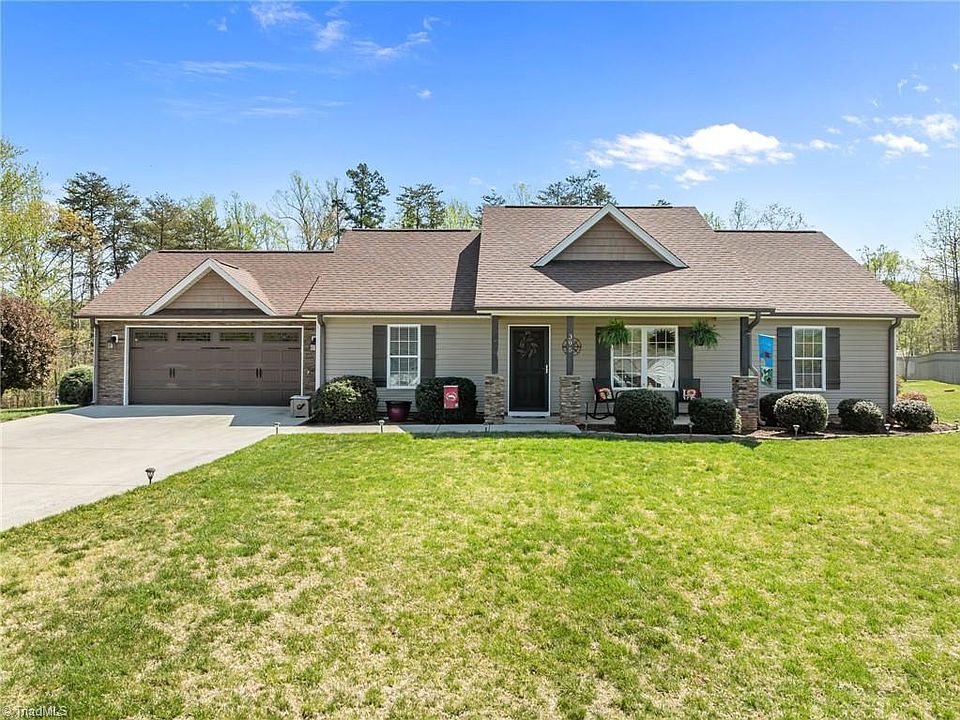 1st image of 395 Twin Creeks Dr