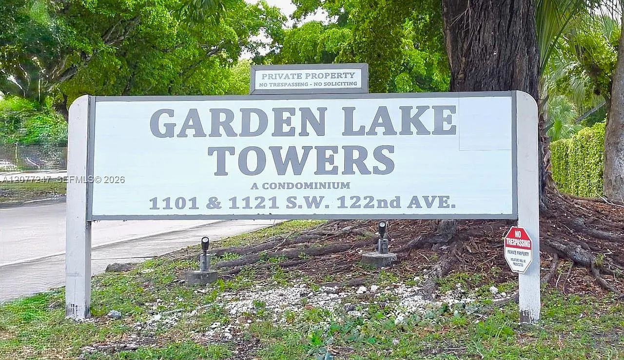 Garden Lake Towers Condo — Photo 1