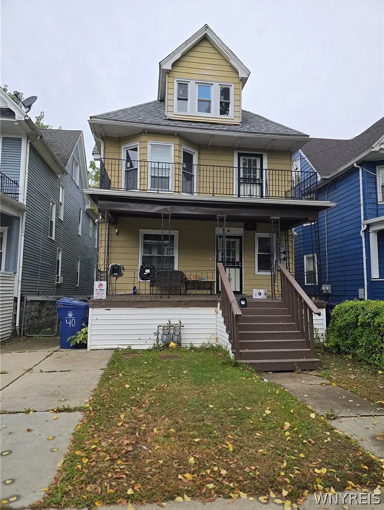 3 bed, 1.0 bath, 2376 sqft, $1,300 — Photo 1