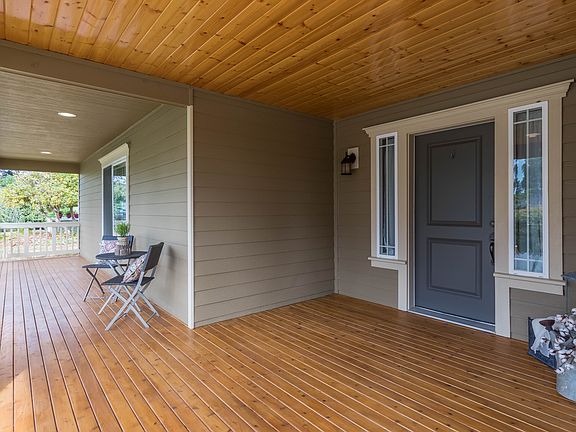 Amazing covered porch!