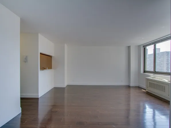 200 East 82nd Street image 2 of 8