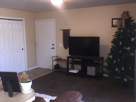 4th image of 133 Clubhouse Cir