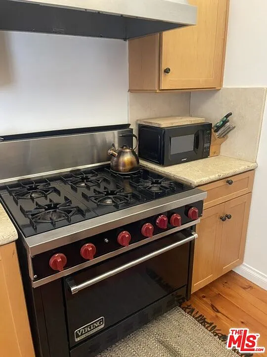 2 bed, 1.0 bath, 990 sqft, $5,350 — Photo 3