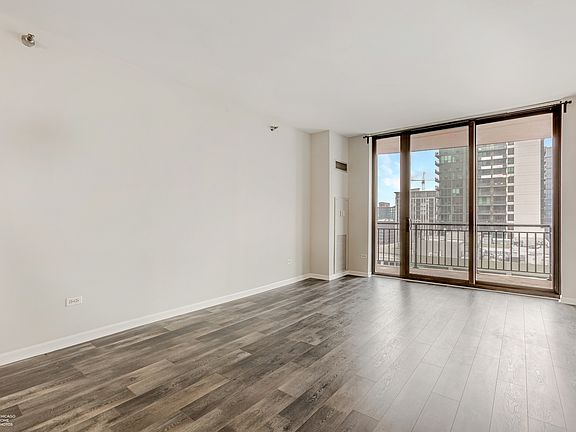 3rd image of 330 N Jefferson St APT 1006