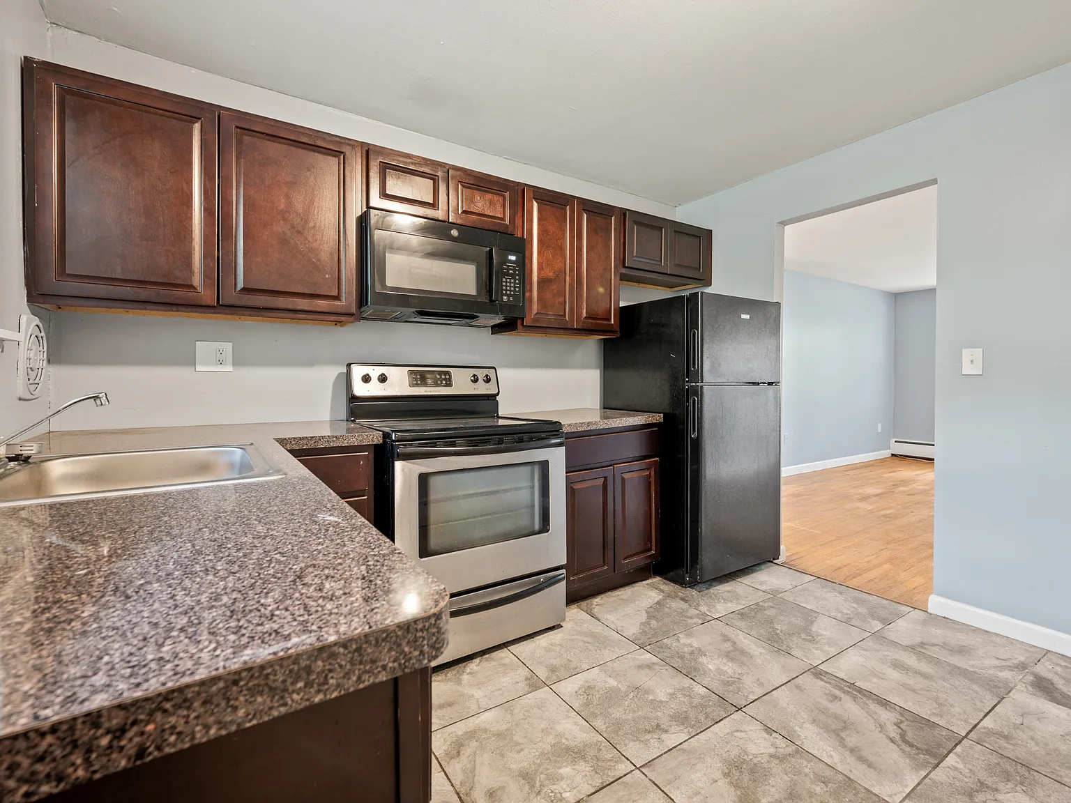 2 bed, 900 sqft, $1,400 — Photo 3