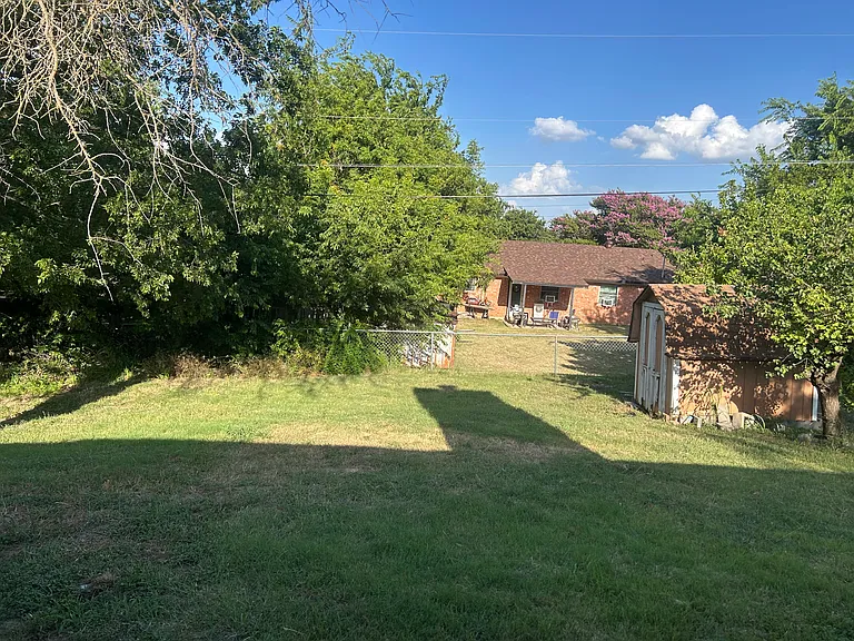 216 Spur Dr — Photo 3
