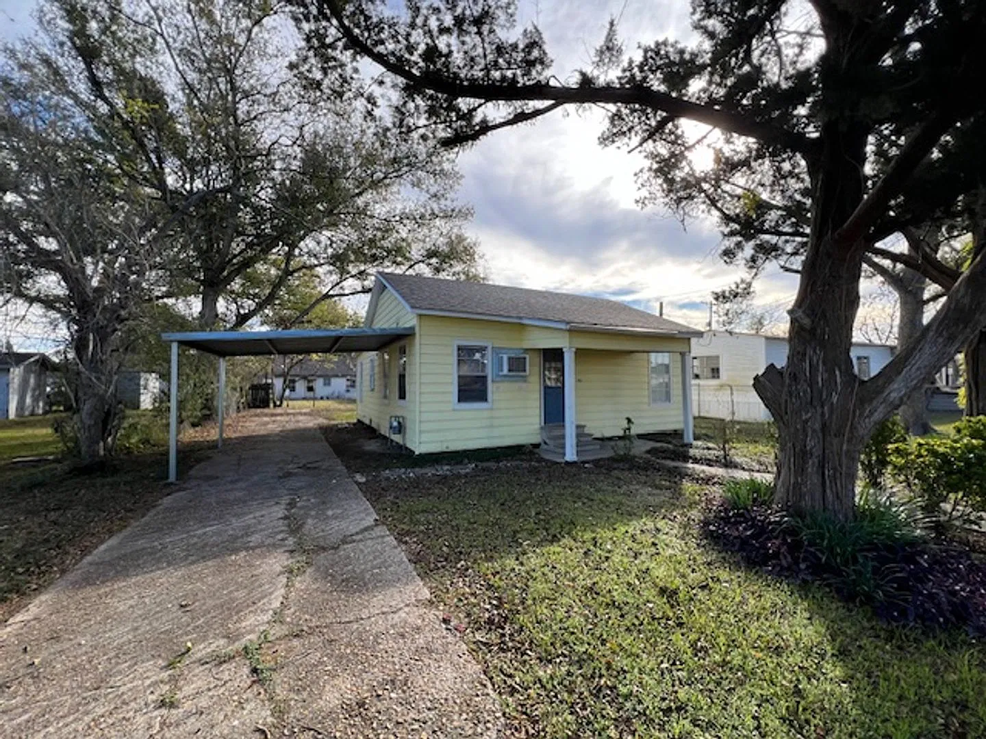 2 Bedroom 1 Bathroom Home in quiet neighborhood in Sulphur — Photo 2