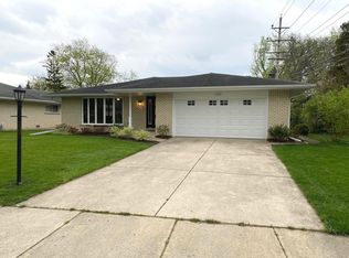 1705 E Mohawk Ln, Mount Prospect, IL 60056