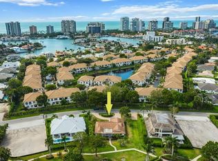732 Park Shore Ct, Naples, FL 34103